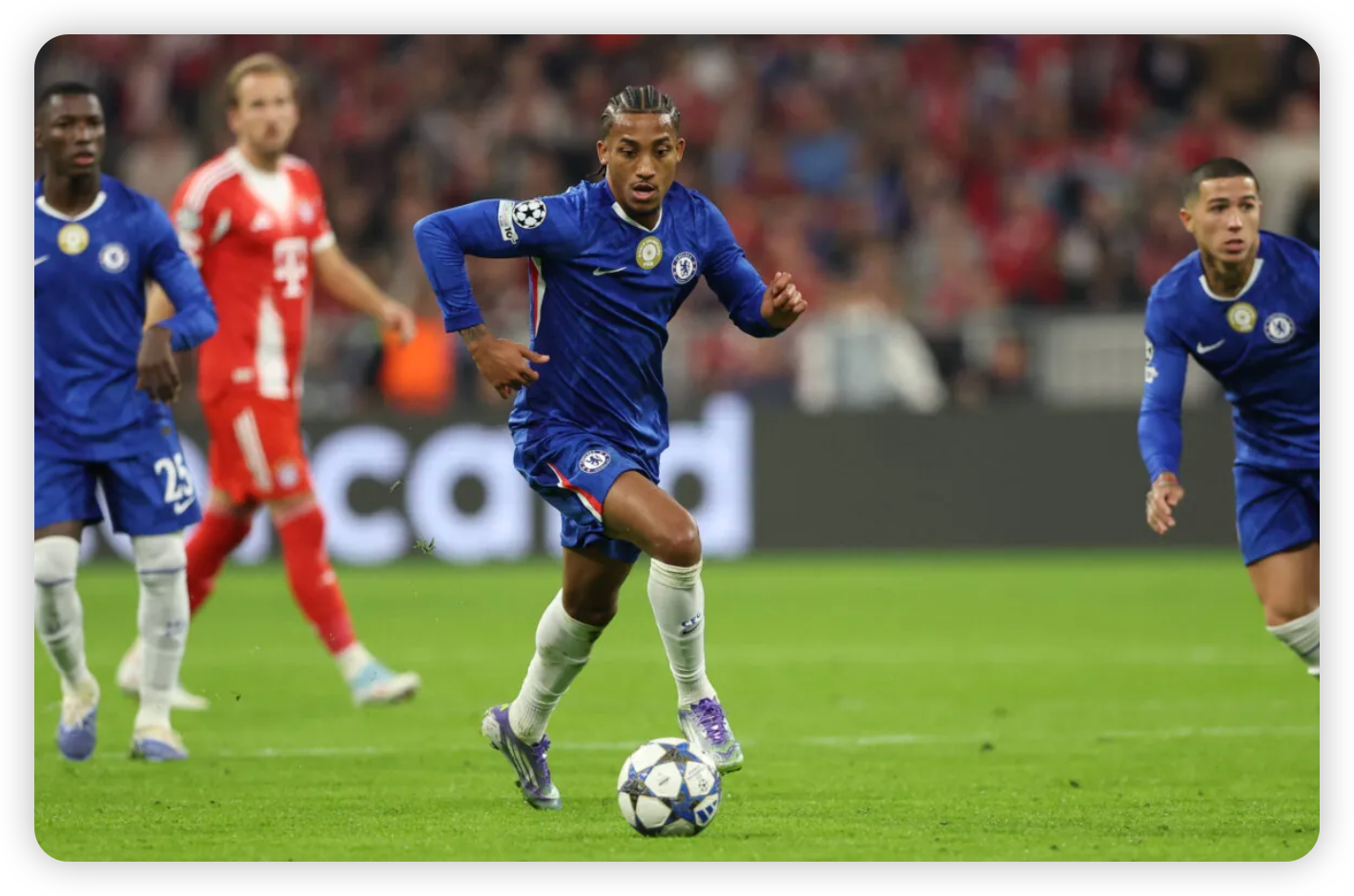 A Night of Contrasts at the Theatre of Dreams